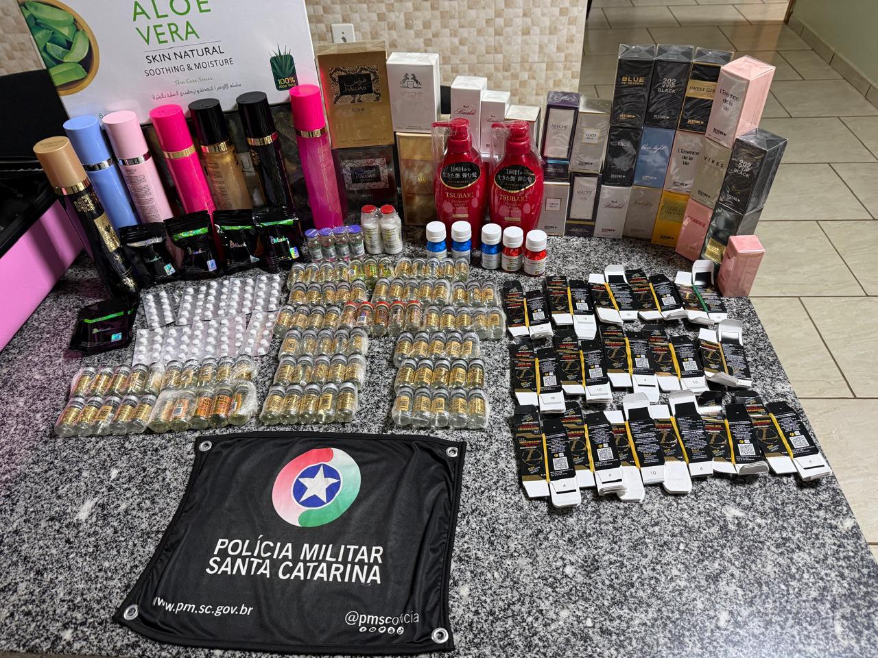 Produtos apreendidos com mulher em ônibus abordado em Bom Jesus - Foto PMRv