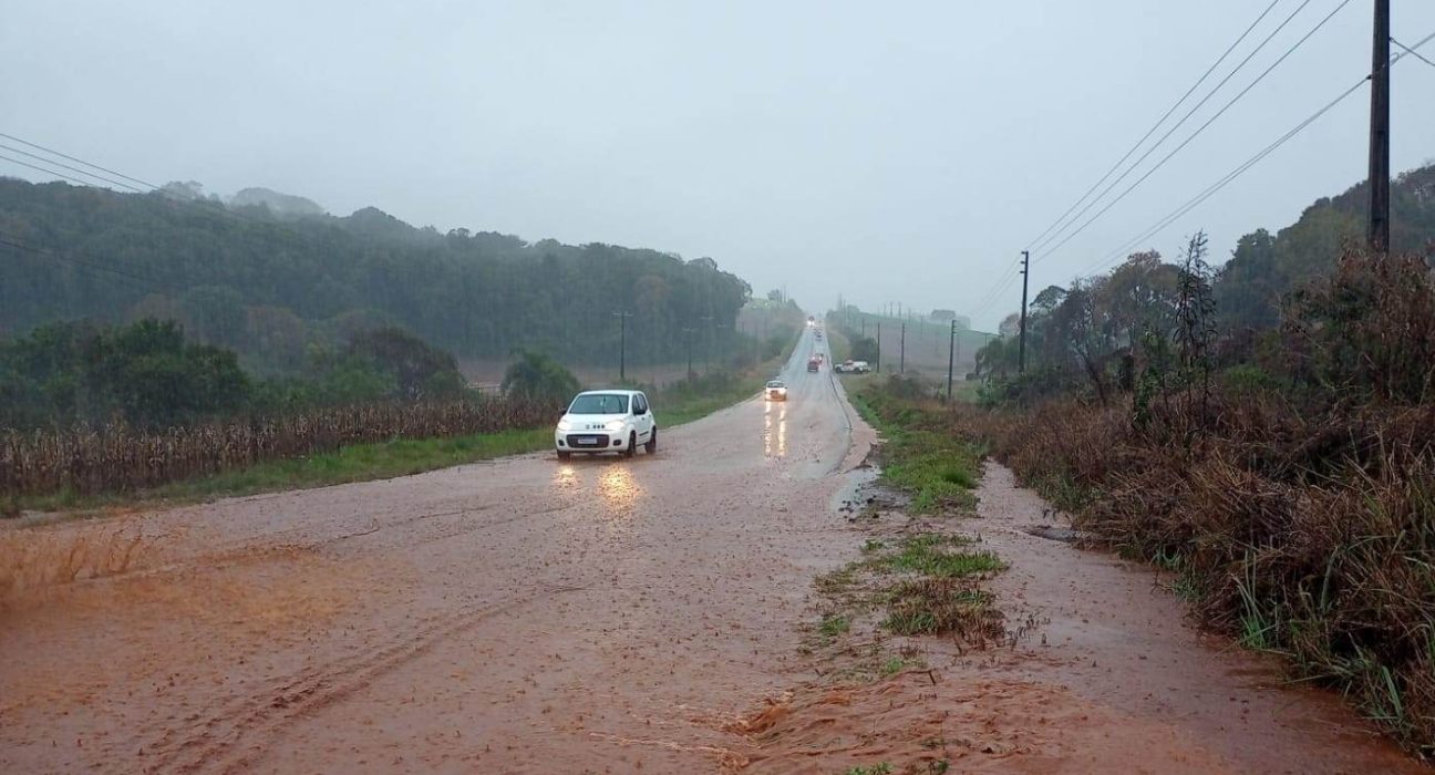 Enxurrada gerou transtorno em trecho da SC-480 (Foto: PMRv)