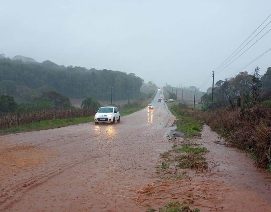 Enxurrada gerou transtorno em trecho da SC-480 (Foto: PMRv)