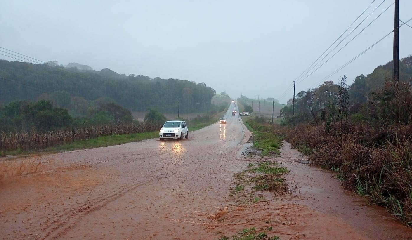 Enxurrada gerou transtorno em trecho da SC-480 (Foto: PMRv)
