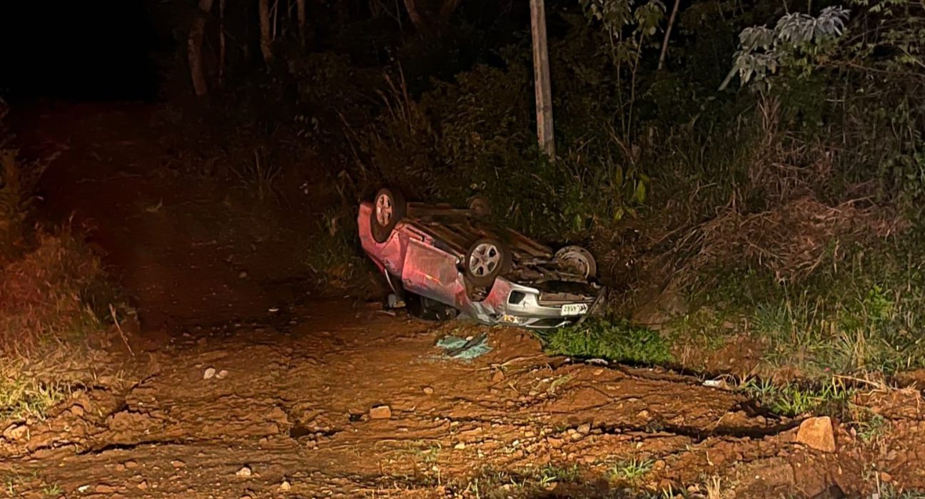 Carro capotou na noite deste domingo - Foto Corpo de Bombeiros