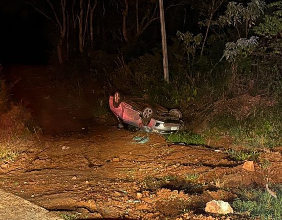 Carro capotou na noite deste domingo - Foto Corpo de Bombeiros