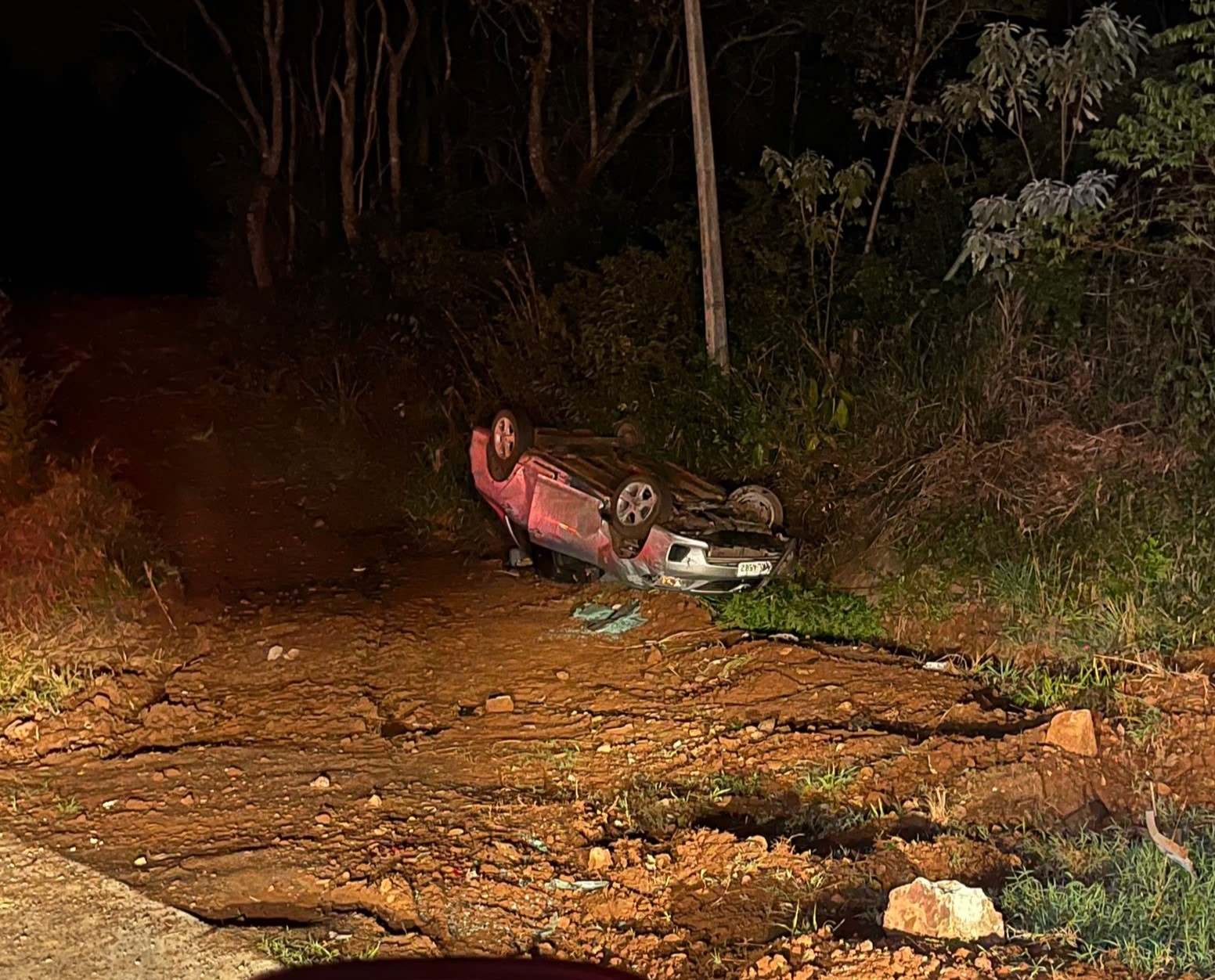 Carro capotou na noite deste domingo - Foto Corpo de Bombeiros