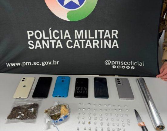 Ação no bairro Bortolon terminou com apreensão de crack, cocaína, maconha, celulares e outros materiais ligados ao comércio de entorpecentes - Foto Divulgação PMSC