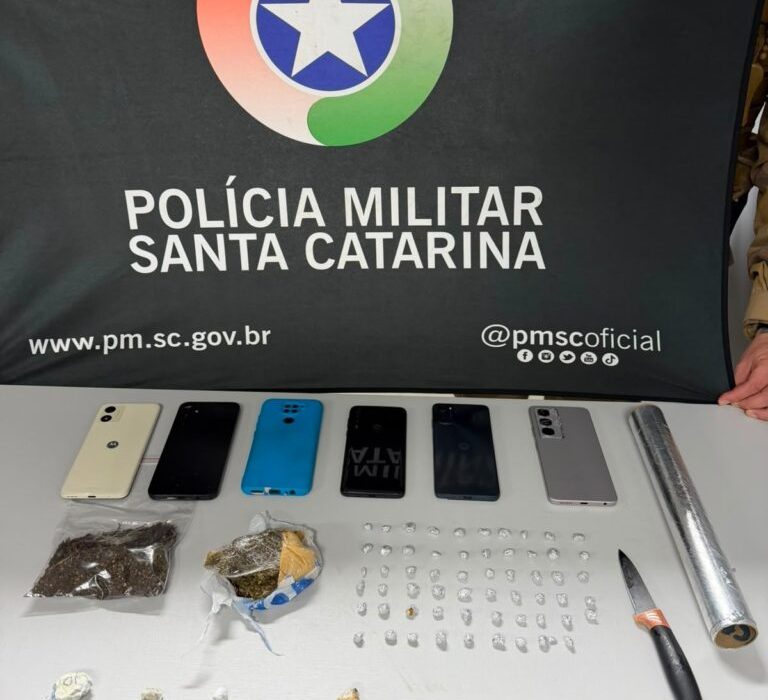 Ação no bairro Bortolon terminou com apreensão de crack, cocaína, maconha, celulares e outros materiais ligados ao comércio de entorpecentes - Foto Divulgação PMSC