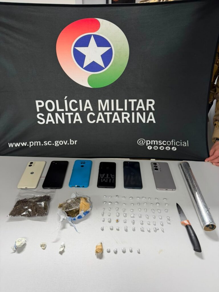 Ação no bairro Bortolon terminou com apreensão de crack, cocaína, maconha, celulares e outros materiais ligados ao comércio de entorpecentes - Foto Divulgação PMSC