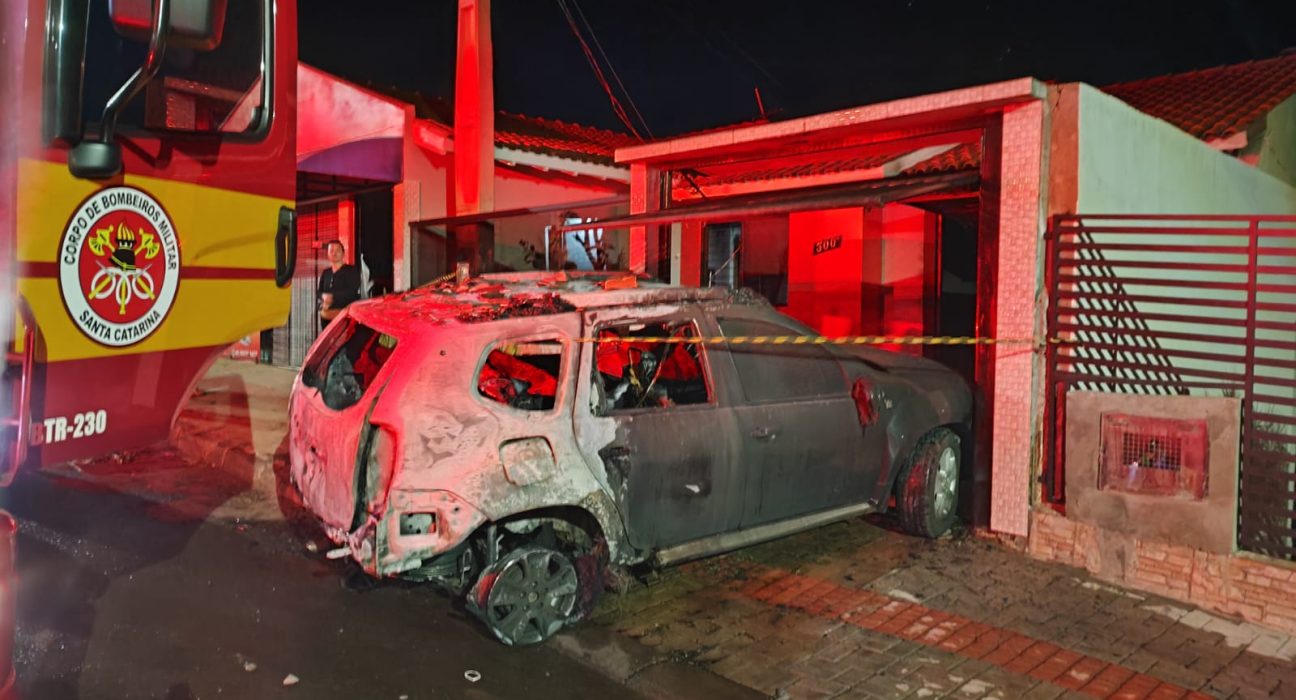 Veículo foi destruído pelas chamas - Foto Corpo de Bombeiros