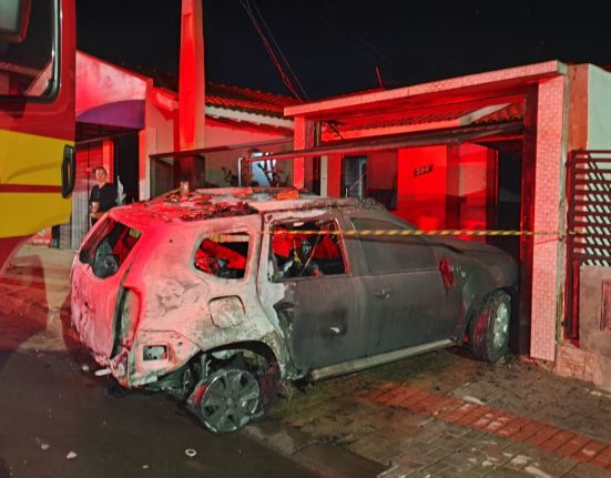 Veículo foi destruído pelas chamas - Foto Corpo de Bombeiros