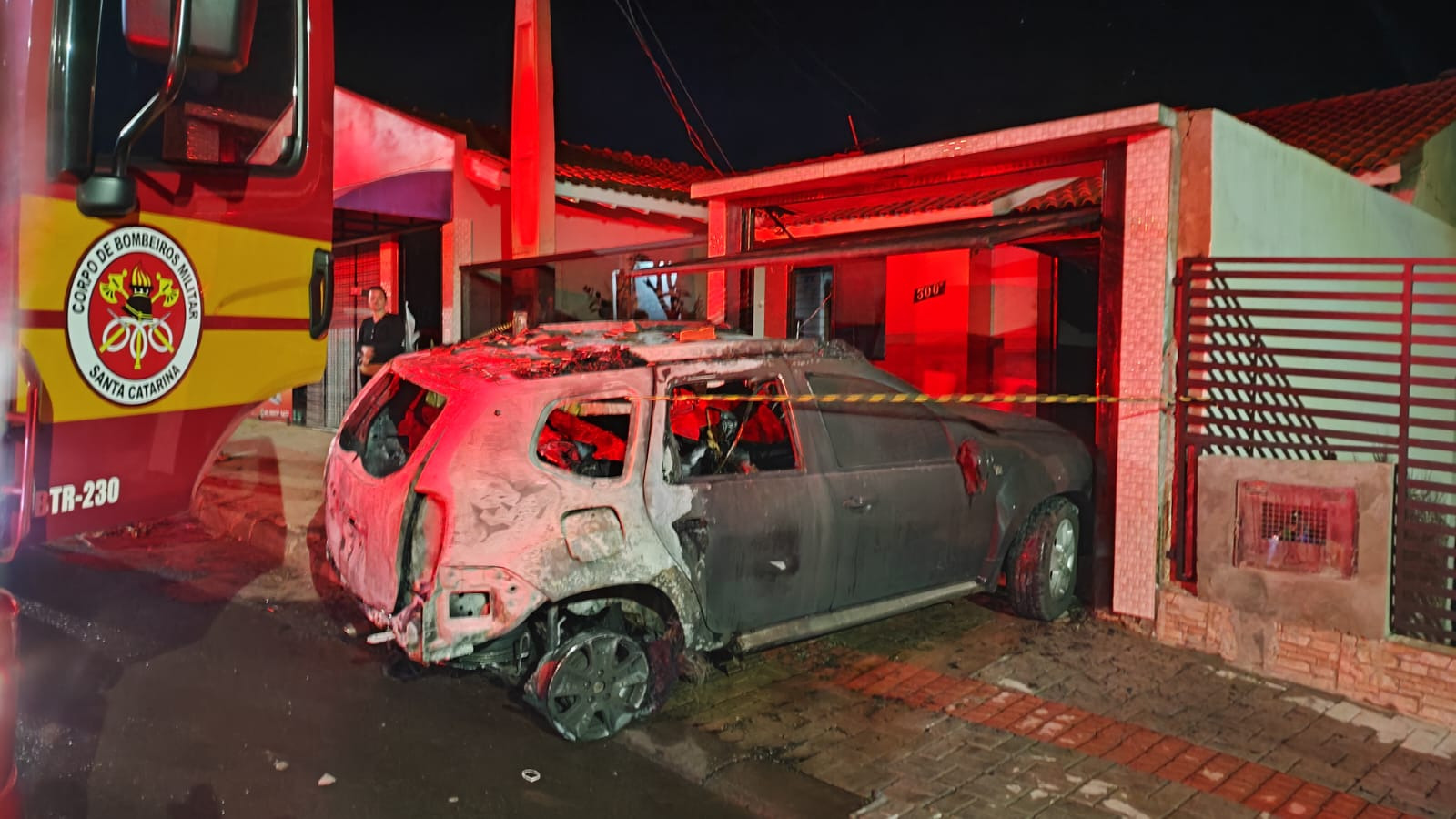 Veículo foi destruído pelas chamas - Foto Corpo de Bombeiros