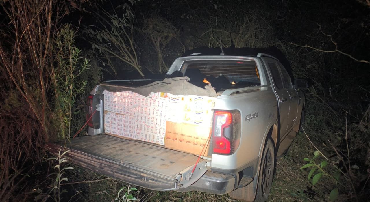 Maços de cigarros contrabandeados do Paraguai estavam em caminhonete - Fotos Polícia Militar