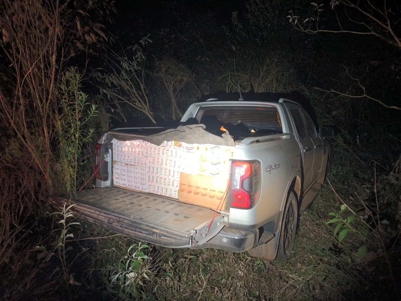 Maços de cigarros contrabandeados do Paraguai estavam em caminhonete - Fotos Polícia Militar