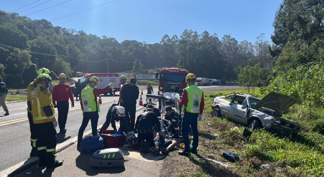 Carro capotou na pista e um dos ocupantes morreu no local - Foto Saer Fron