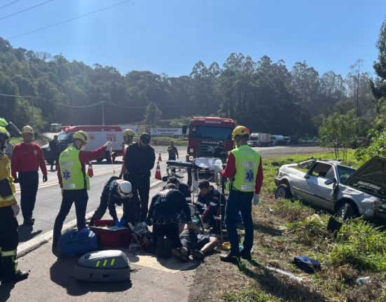 Carro capotou na pista e um dos ocupantes morreu no local - Foto Saer Fron