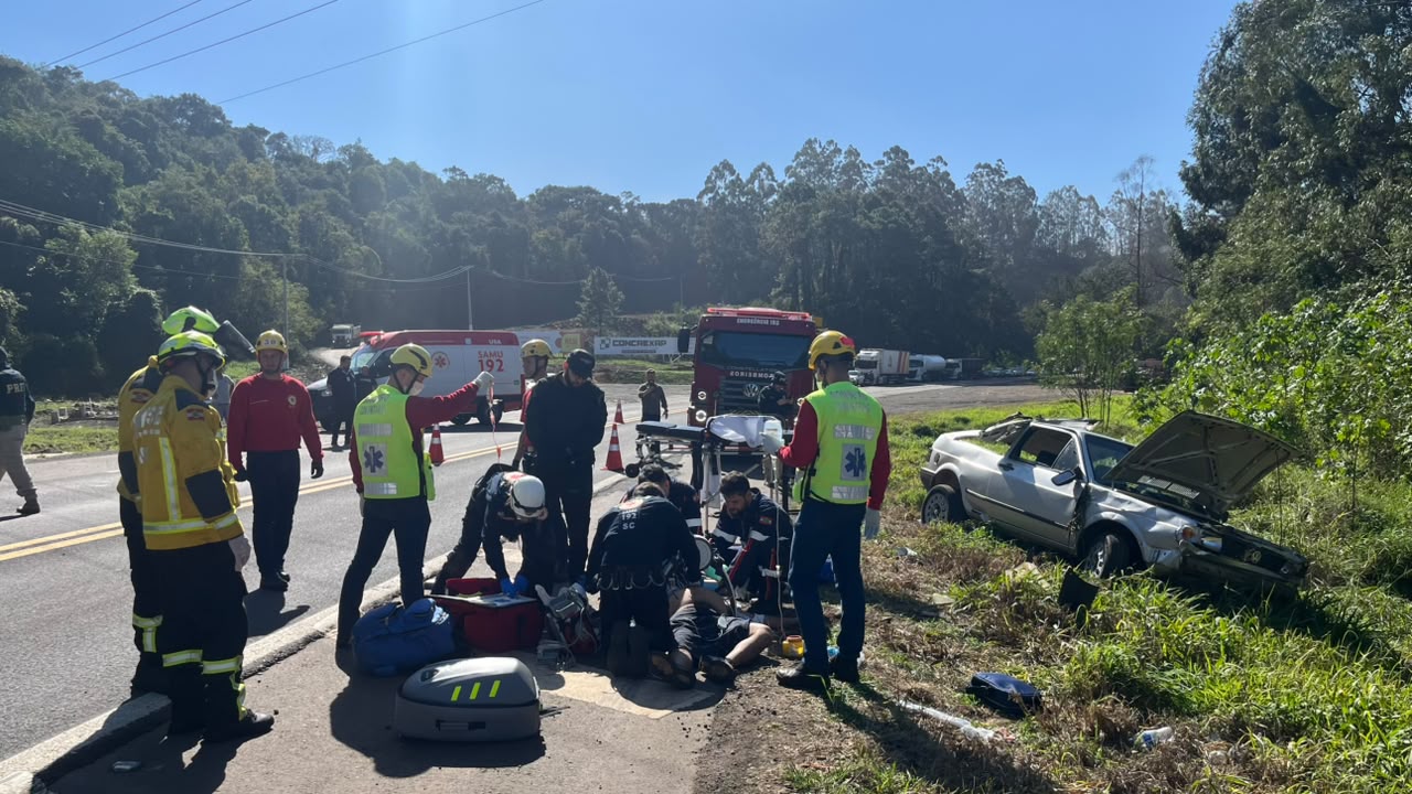 Carro capotou na pista e um dos ocupantes morreu no local - Foto Saer Fron