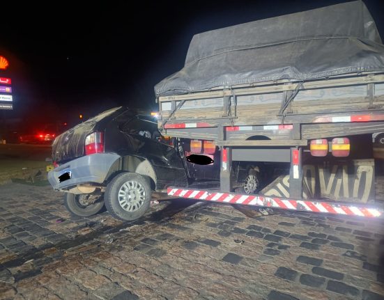 Colisão entre carro e caminhão ocorreu em Pouso Redondo - Foto PRF