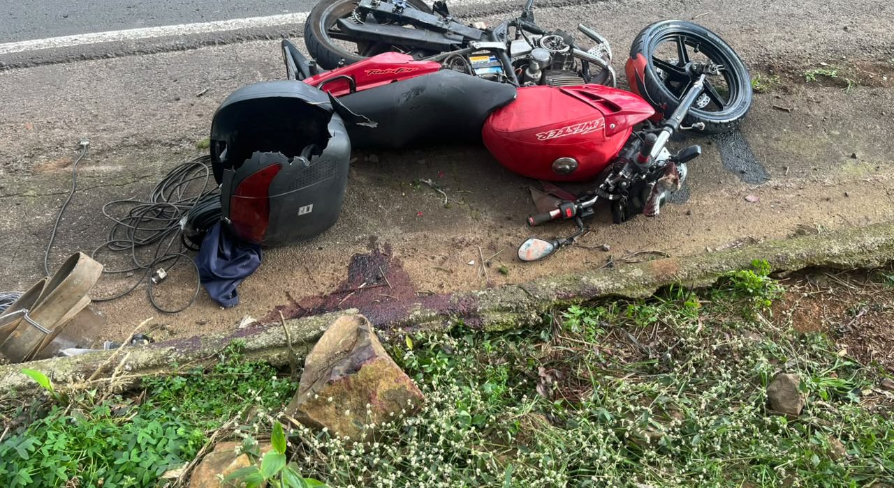 Homem que pilotava a moto morreu no local - Foto PMRv