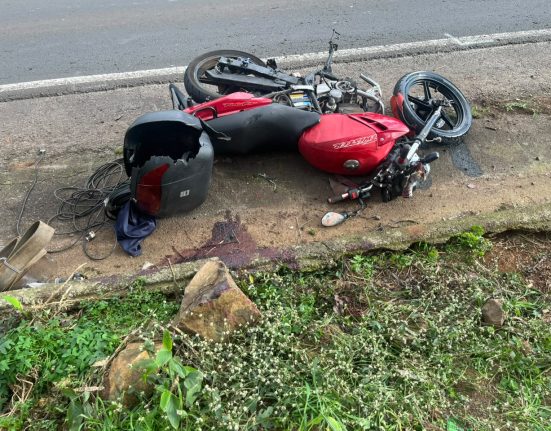 Homem que pilotava a moto morreu no local - Foto PMRv