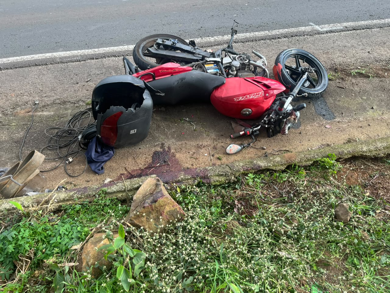 Homem que pilotava a moto morreu no local - Foto PMRv