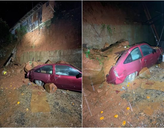 Carro ficou destruído após ser atingido por pedra - Fotos Corpo de Bombeiros