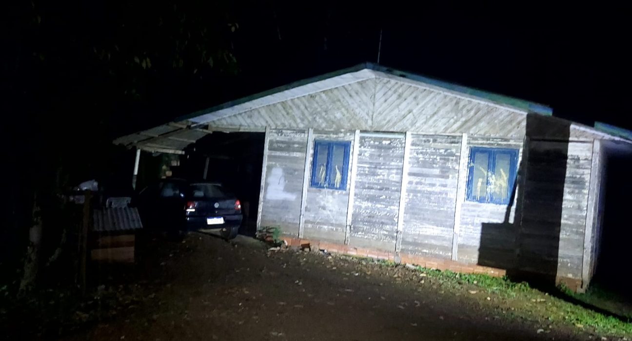 Viatura da Polícia Militar permaneceu parada por falha mecânica quando ocorreu a tentativa de abordagem - Fotos Polícia Militar