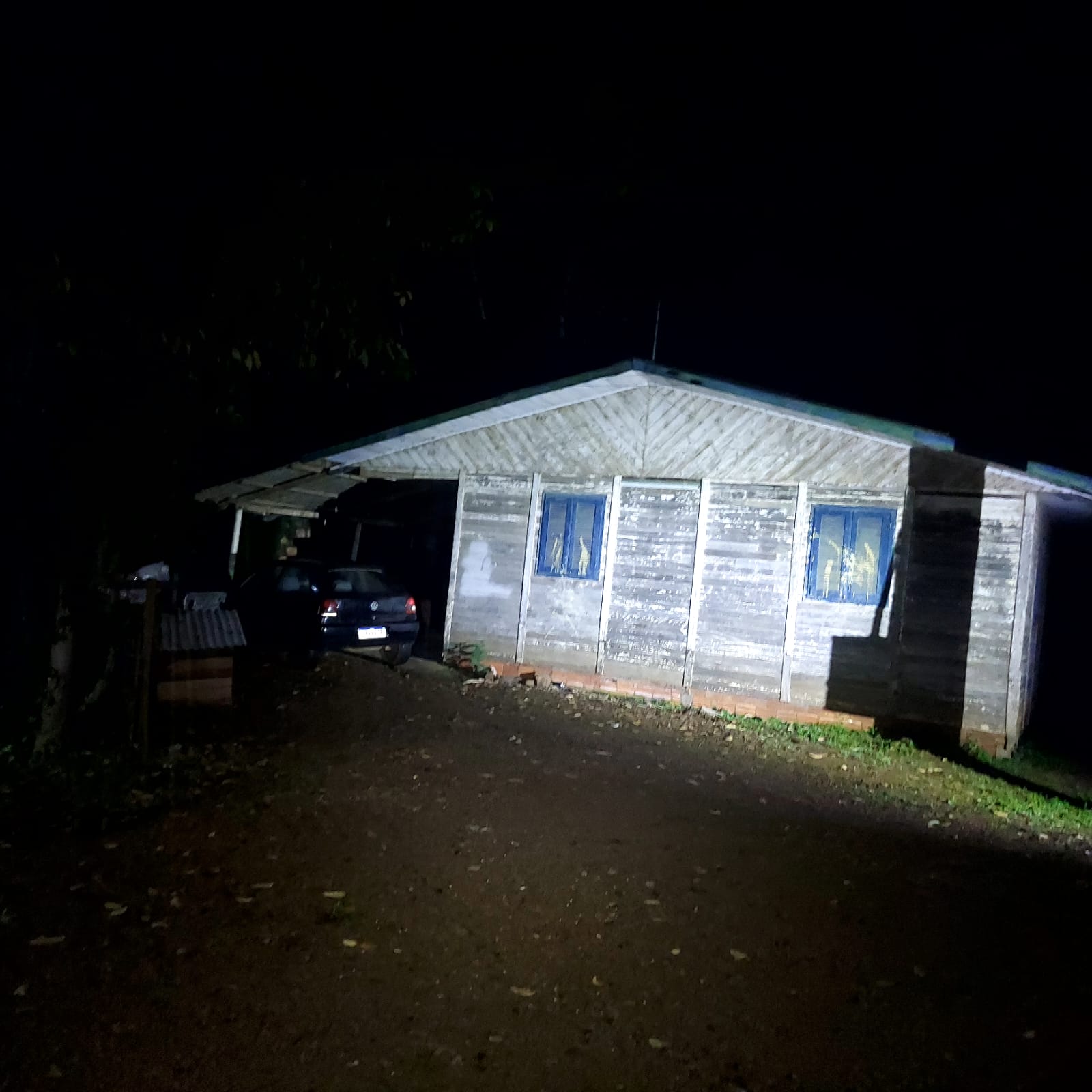 Viatura da Polícia Militar permaneceu parada por falha mecânica quando ocorreu a tentativa de abordagem - Fotos Polícia Militar