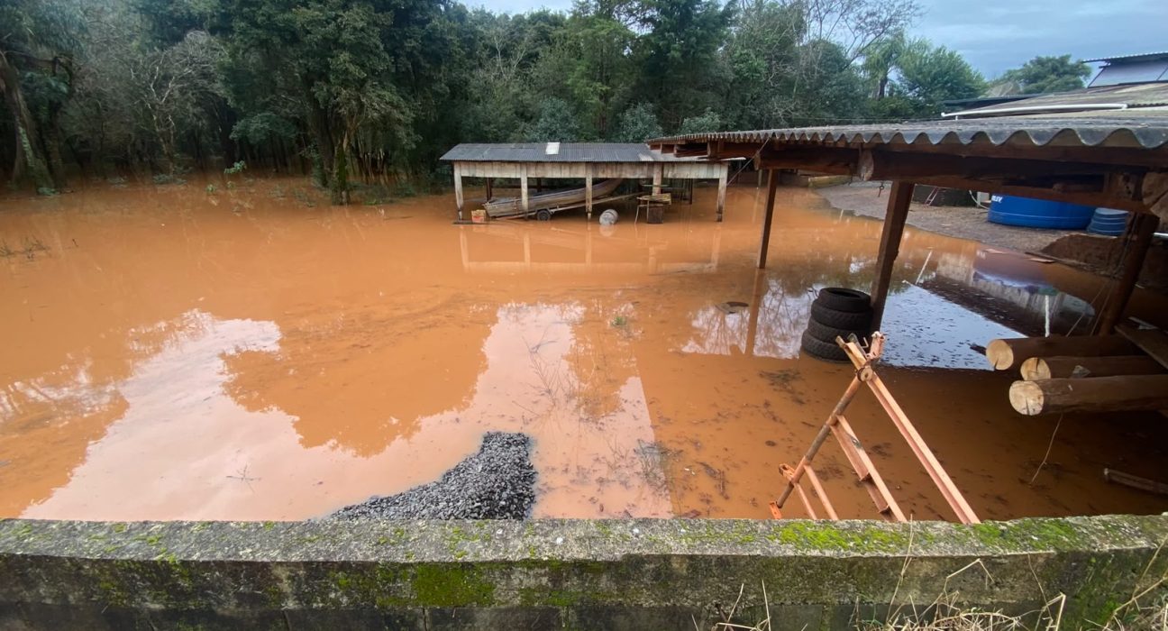 Frente fria provocou alagamentos, interdições de rodovias, destelhamentos e outras ocorrências - Fotos Defesa Civil de Xanxerê