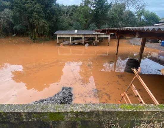 Frente fria provocou alagamentos, interdições de rodovias, destelhamentos e outras ocorrências - Fotos Defesa Civil de Xanxerê