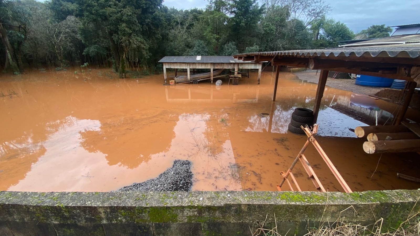 Frente fria provocou alagamentos, interdições de rodovias, destelhamentos e outras ocorrências - Fotos Defesa Civil de Xanxerê