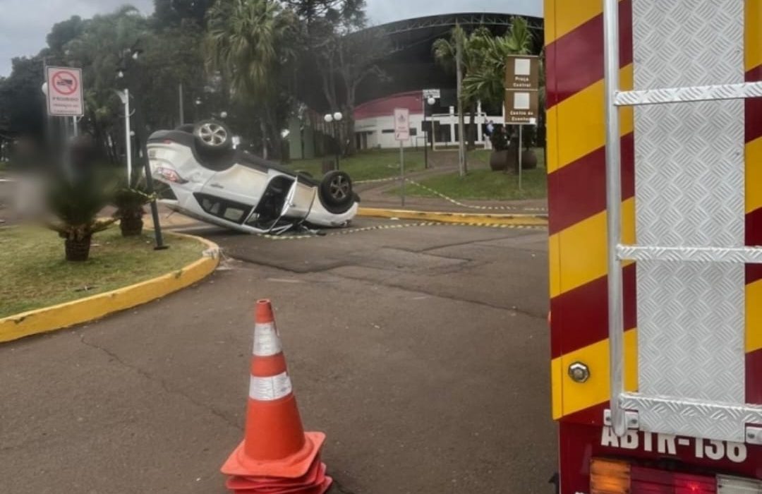 Um dos veículos capotou e os bombeiros realizaram o atendimento às vítimas no local - Foto Corpo de Bombeiros