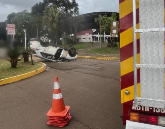 Um dos veículos capotou e os bombeiros realizaram o atendimento às vítimas no local - Foto Corpo de Bombeiros