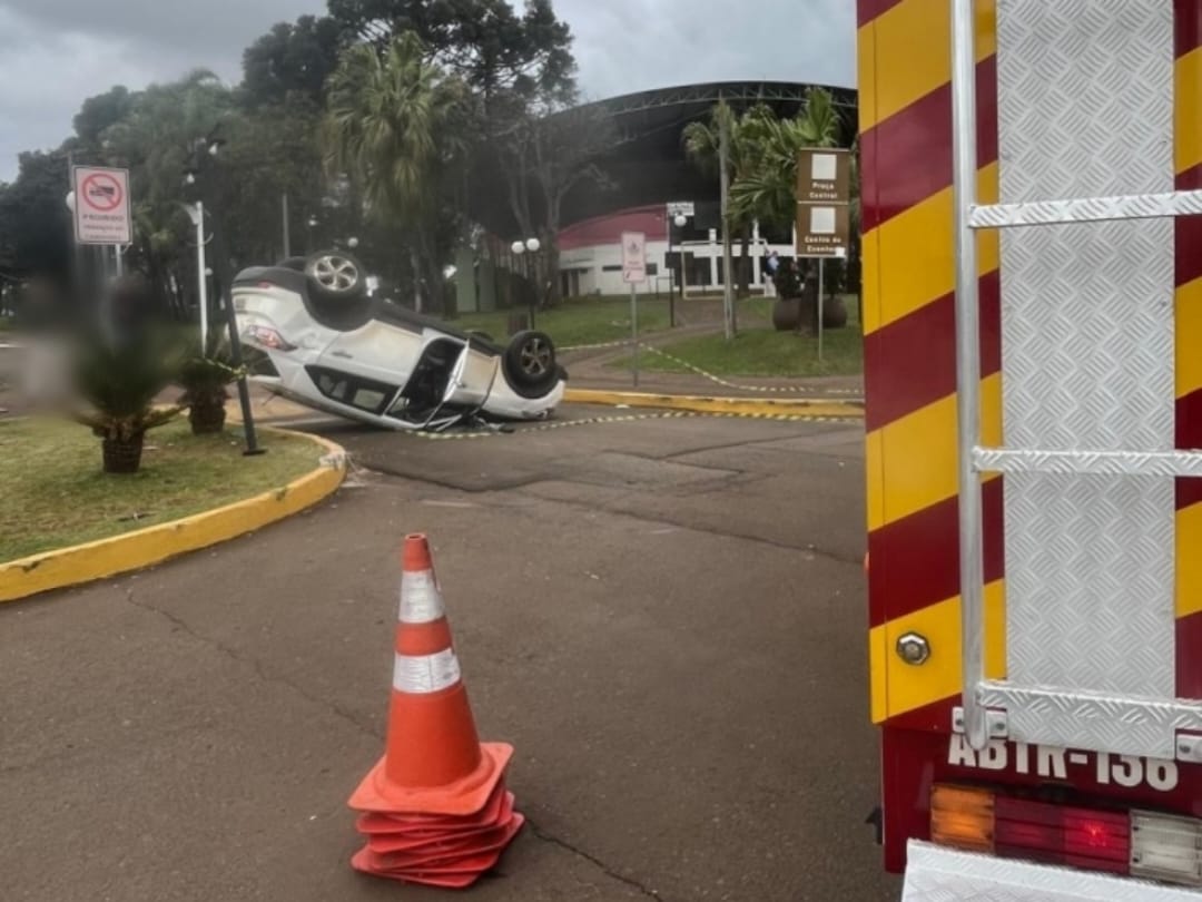 Um dos veículos capotou e os bombeiros realizaram o atendimento às vítimas no local - Foto Corpo de Bombeiros