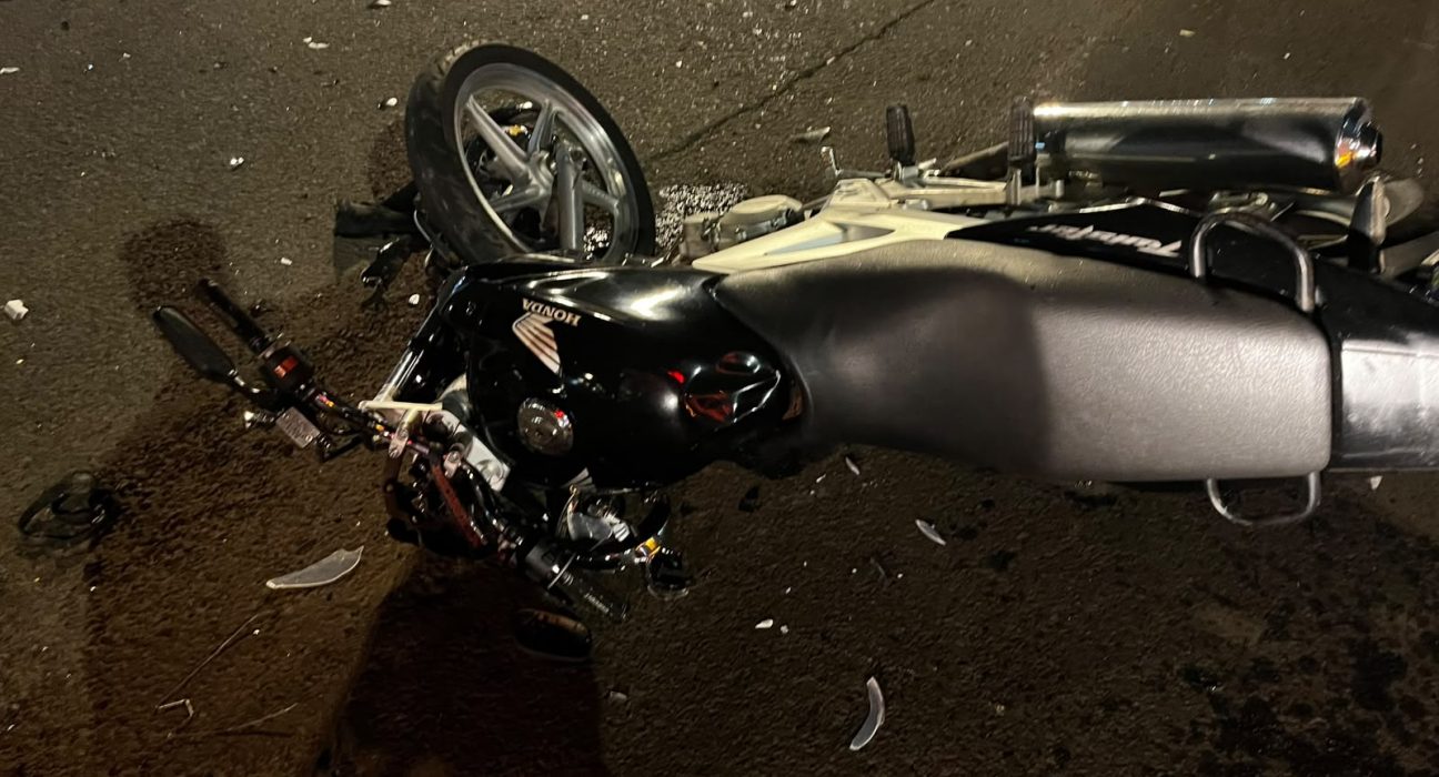 Piloto da moto sofreu ferimentos graves - Fotos Corpo de Bombeiros