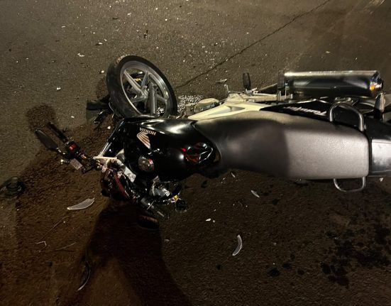 Piloto da moto sofreu ferimentos graves - Fotos Corpo de Bombeiros