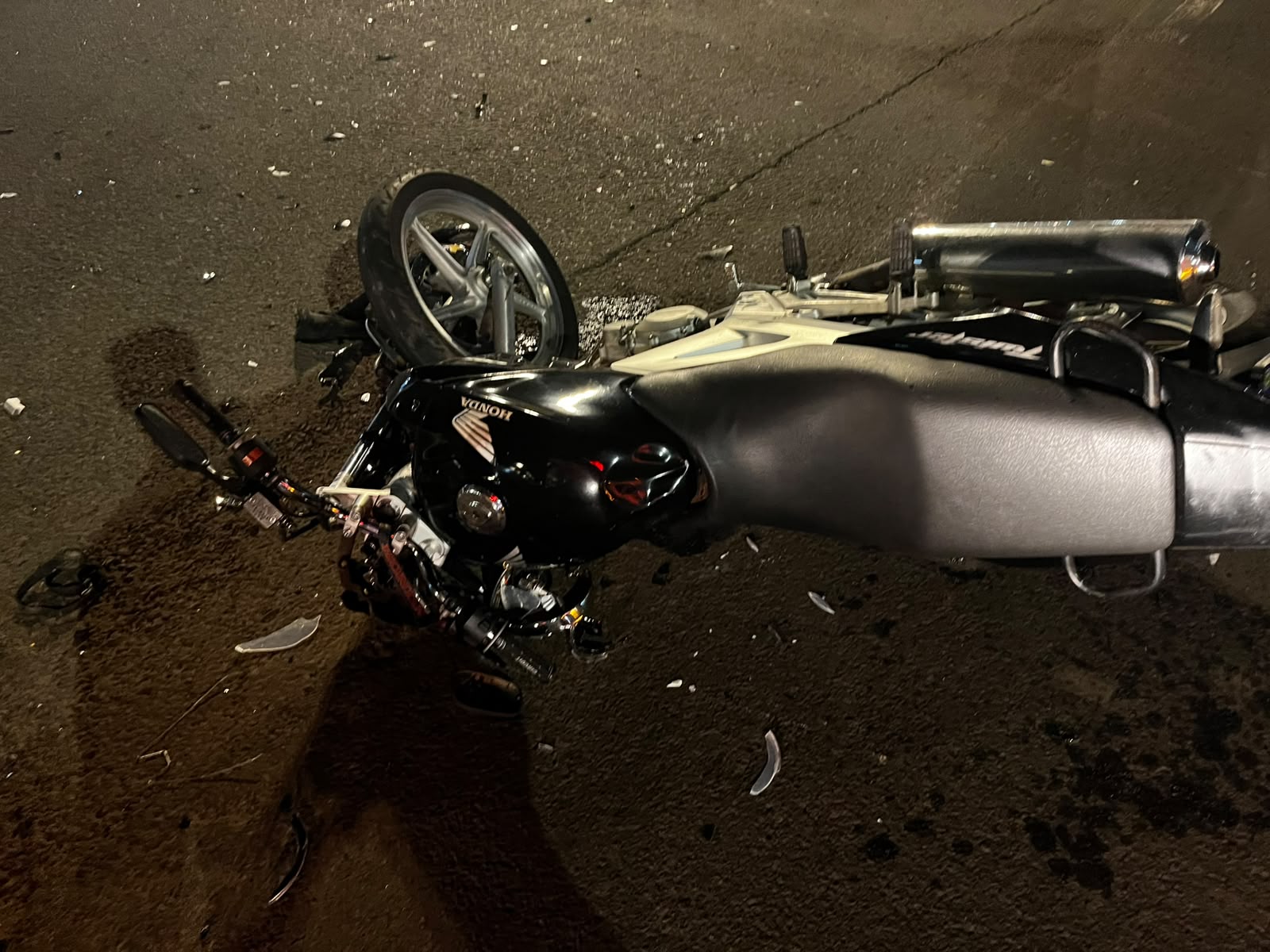 Piloto da moto sofreu ferimentos graves - Fotos Corpo de Bombeiros