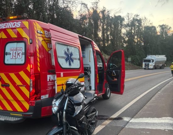 A vítima foi socorrida pelo Corpo de Bombeiros Militar e levada ao hospital - Fotos Divulgação CBSC