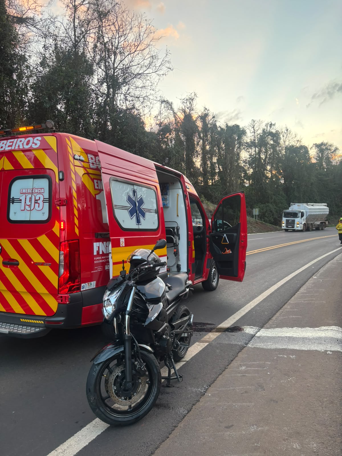 A vítima foi socorrida pelo Corpo de Bombeiros Militar e levada ao hospital - Fotos Divulgação CBSC