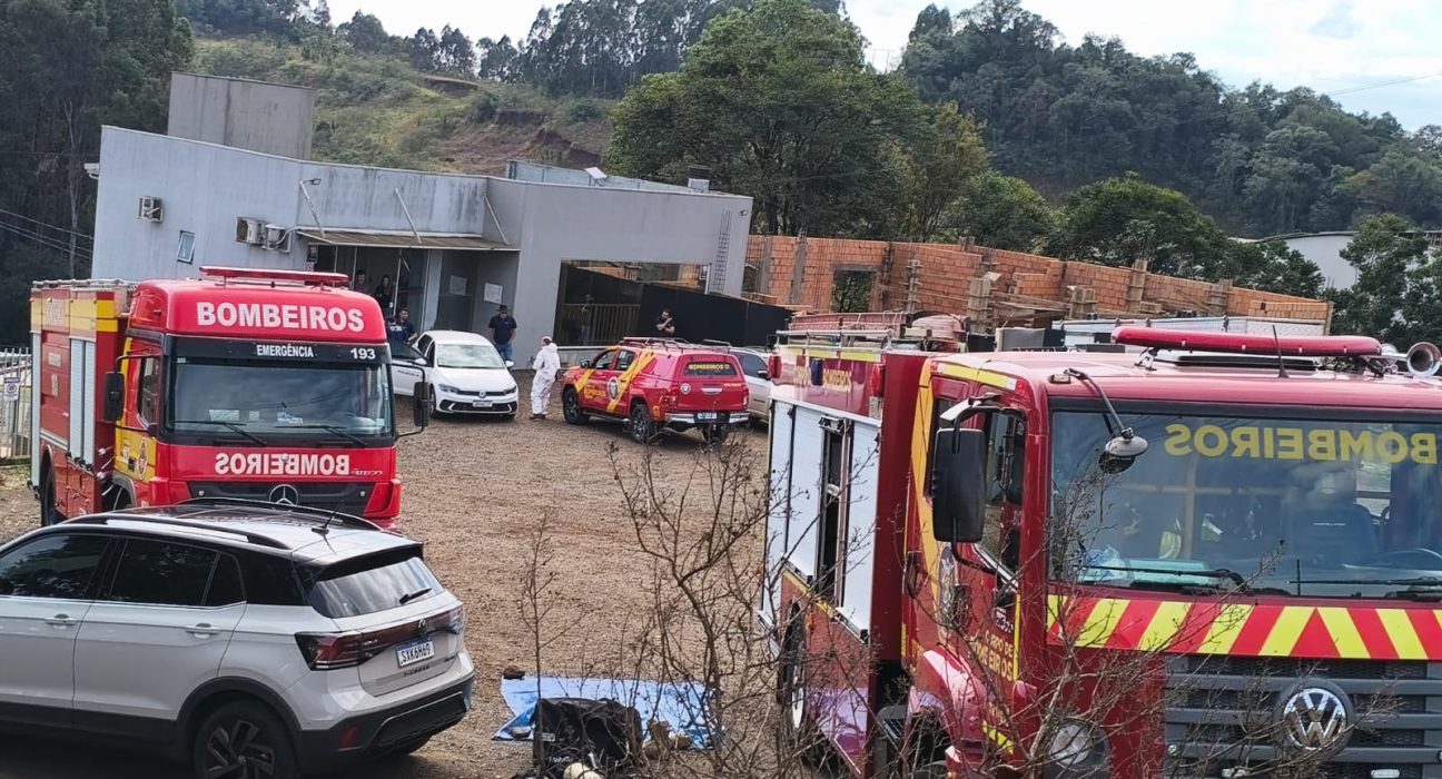 Bombeiros controlam vazamento de ácido em indústria de Vitorino (PR) - Fotos Corpo de Bombeiros