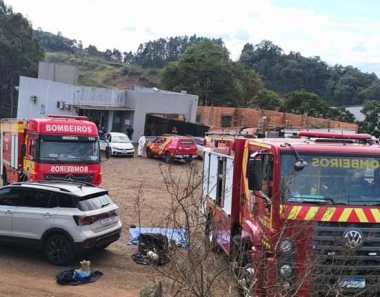 Bombeiros controlam vazamento de ácido em indústria de Vitorino (PR) - Fotos Corpo de Bombeiros