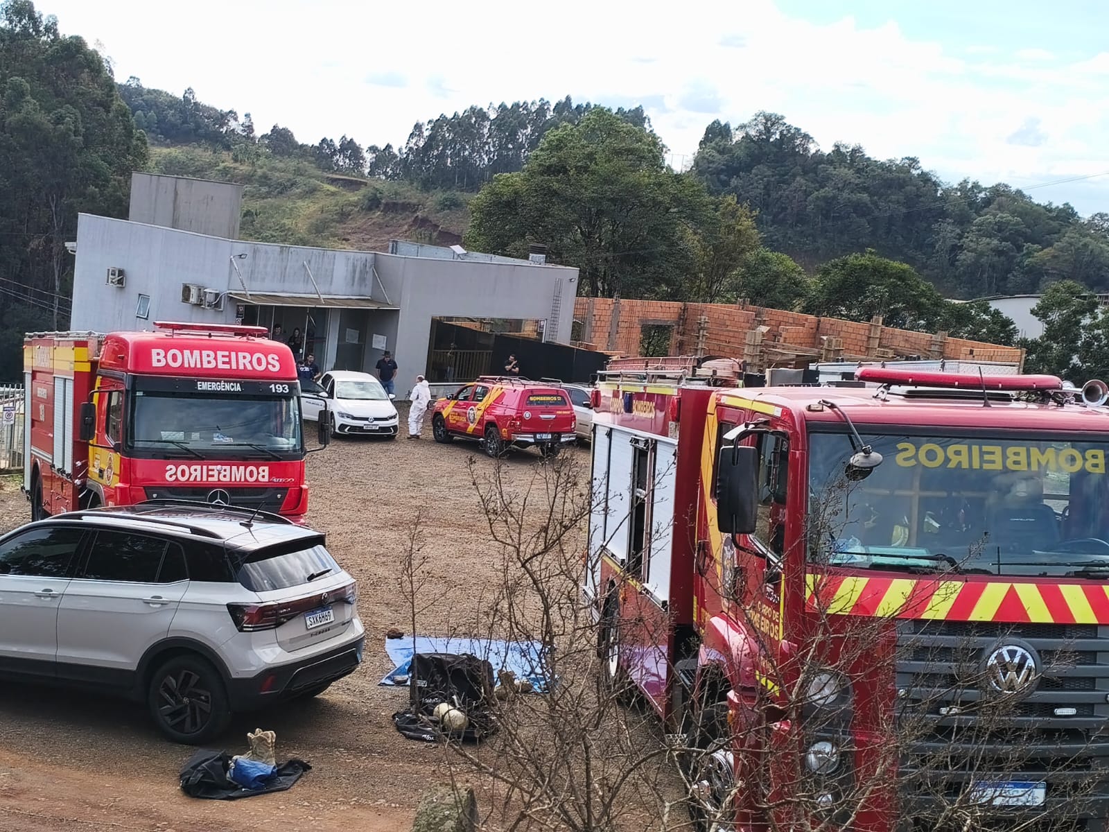 Bombeiros controlam vazamento de ácido em indústria de Vitorino (PR) - Fotos Corpo de Bombeiros