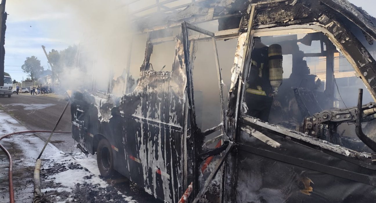 Motorhome é destruído por incêndio em Chapecó