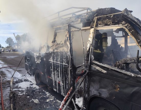 Motorhome é destruído por incêndio em Chapecó