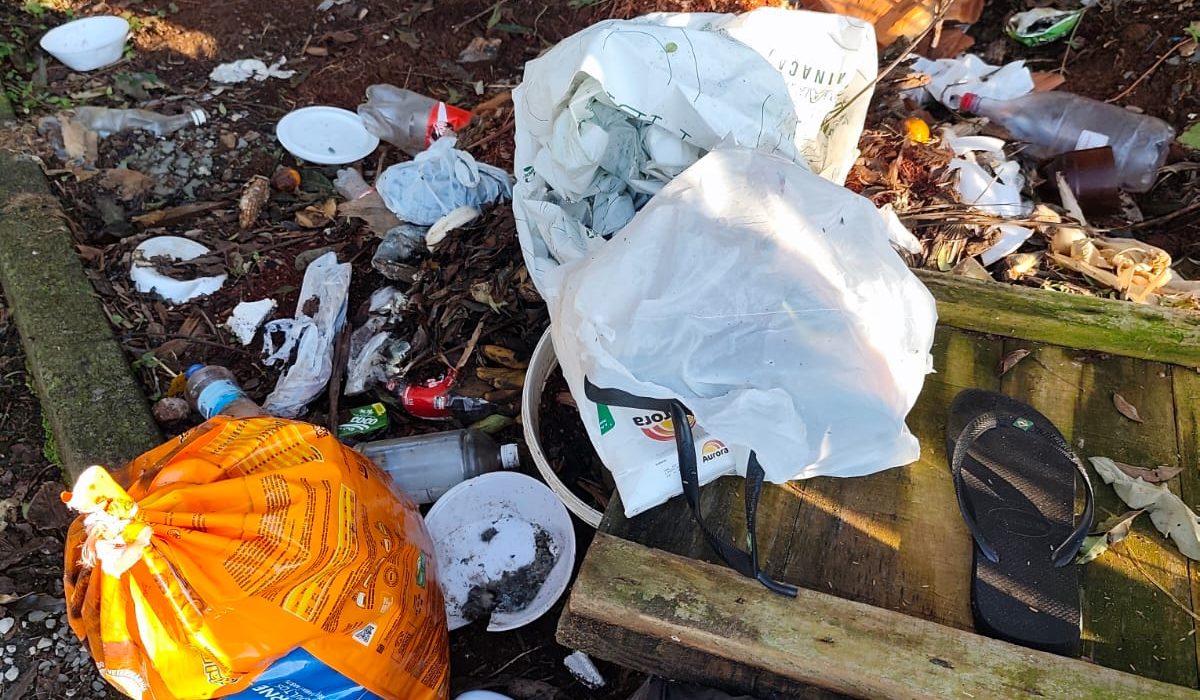 Novo descarte irregular de lixo revolta moradores no bairro Ari Bortoli