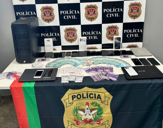 Celulares, chips de telefonia, notebooks e dinheiro em espécie foram apreendidos - Fotos Polícia Civil