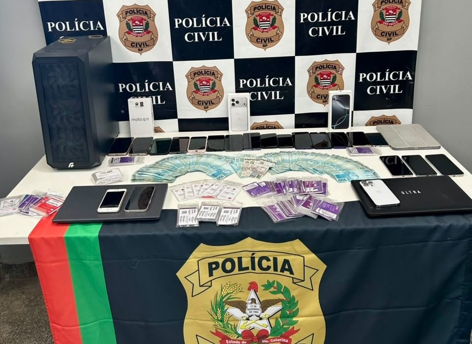 Celulares, chips de telefonia, notebooks e dinheiro em espécie foram apreendidos - Fotos Polícia Civil