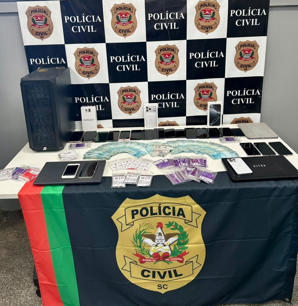 Celulares, chips de telefonia, notebooks e dinheiro em espécie foram apreendidos - Fotos Polícia Civil