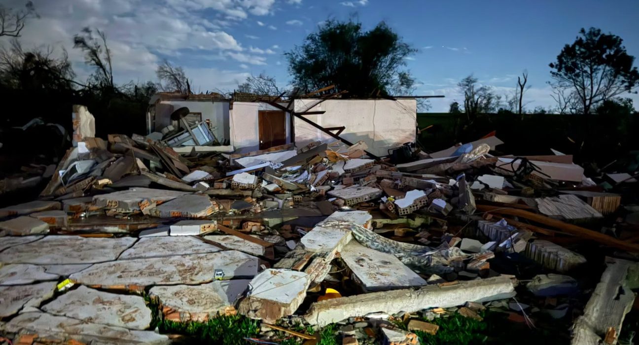 Rastro de destruição em cidades gaúchas após passagem de tornado - Fotos Redes Sociais