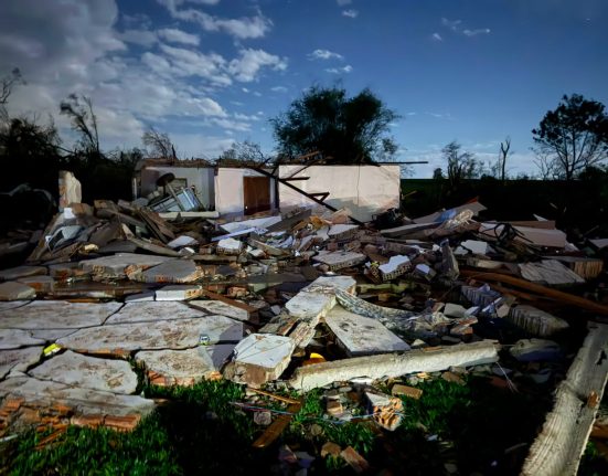 Rastro de destruição em cidades gaúchas após passagem de tornado - Fotos Redes Sociais