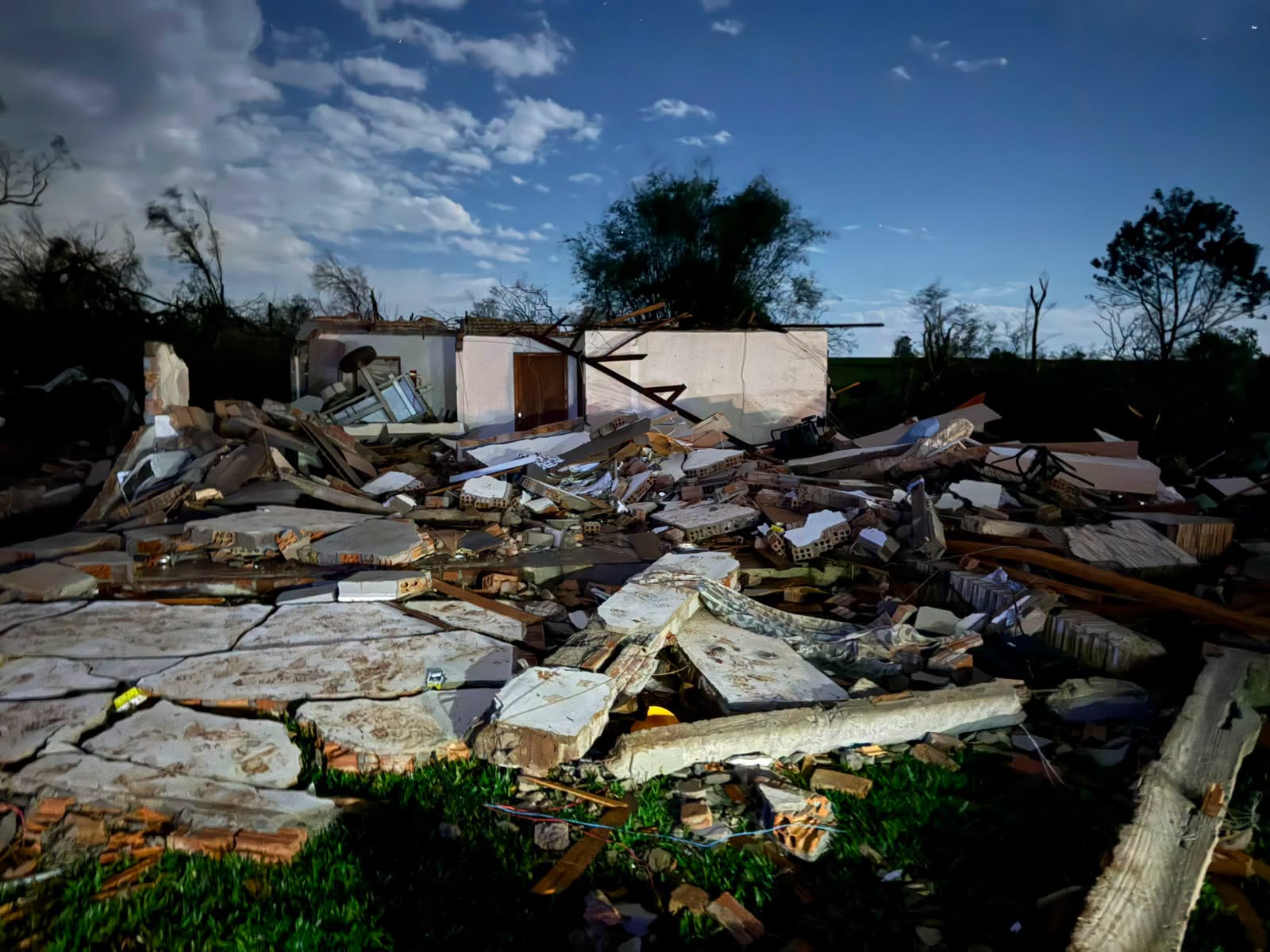 Rastro de destruição em cidades gaúchas após passagem de tornado - Fotos Redes Sociais