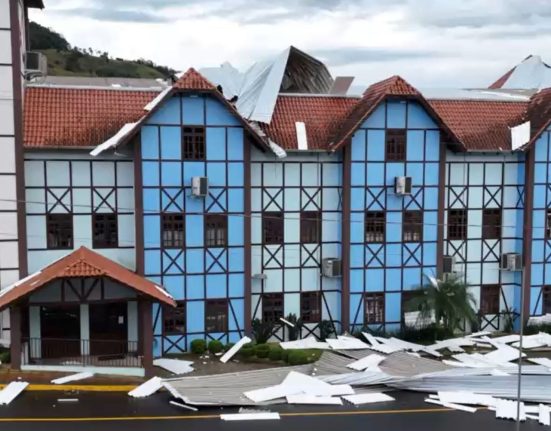 O teto do Centro de Eventos de Piratuba não resistiu às rajadas de vento desta quarta-feira (29) - Foto Arthur Schreiner Portal Magronada ND Mais