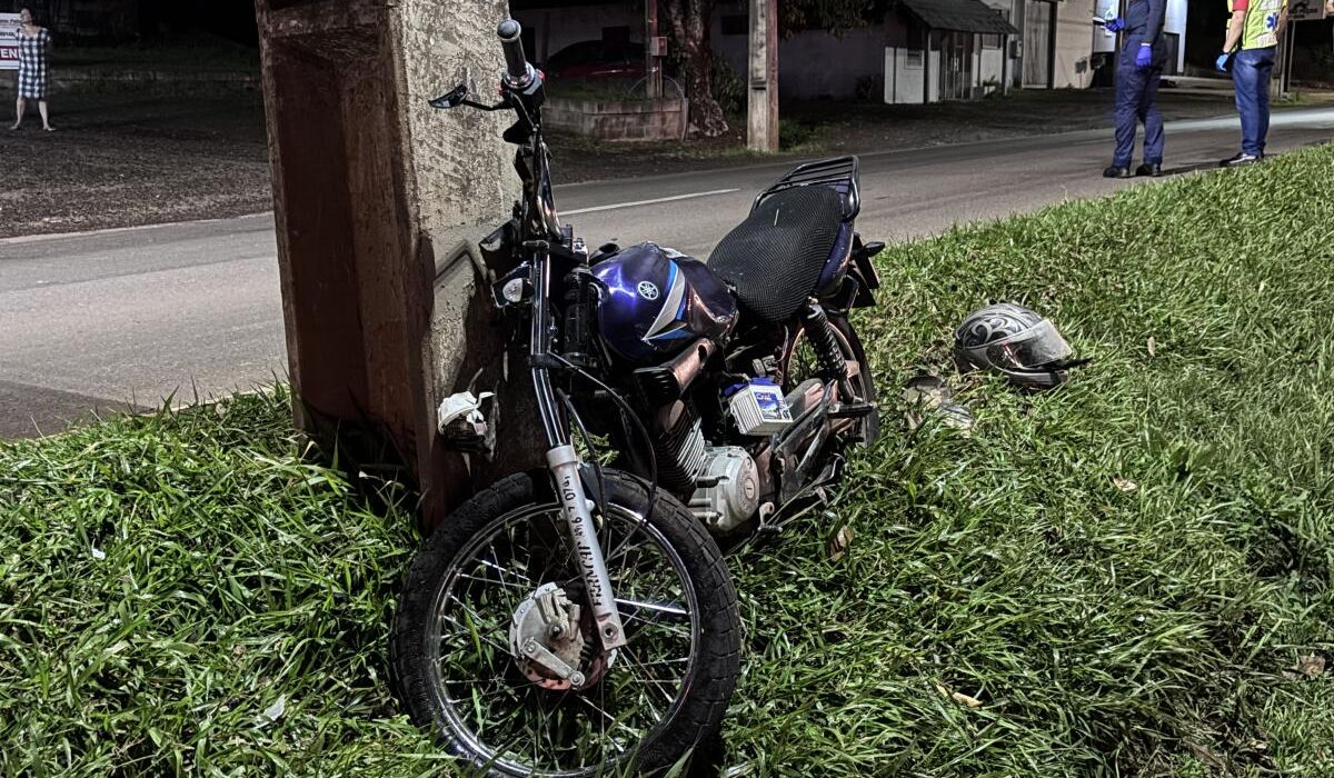 Motocicleta bateu em poste e ocupantes morreram no local - Foto Lucas Lôndero Portal Peperi